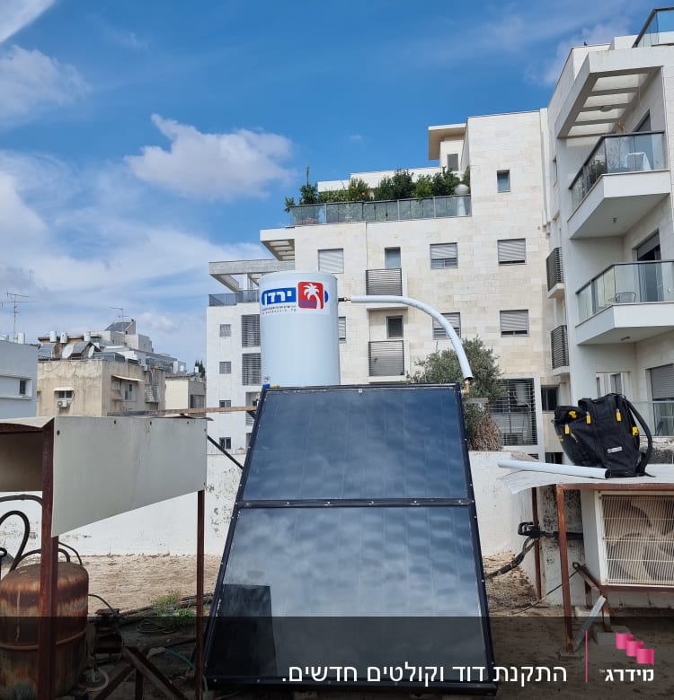 דוד שמש עם קולטים על גג בניין